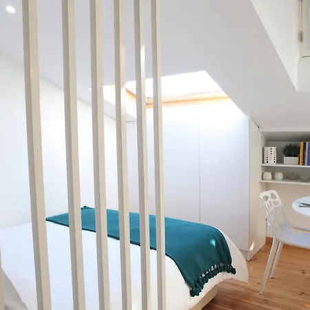 Largo Trigueiros Light-filled Loft 리스본