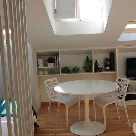 아파트 Largo Trigueiros Light-filled Loft *