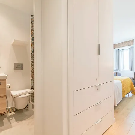 아파트 Largo Trigueiros Light-filled Loft 리스본